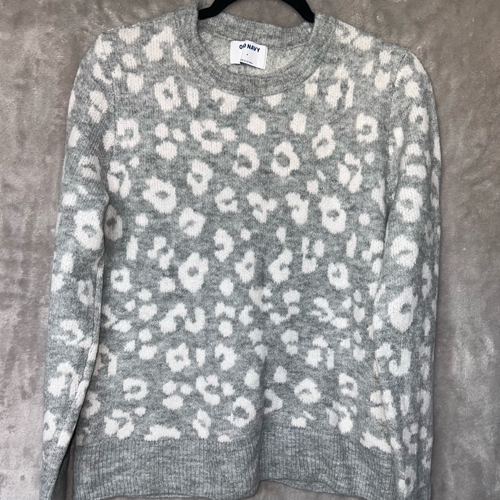 Old Navy Cozy Leopard-Print Crew-Neck Sweater. Gray & White. Size Medium.